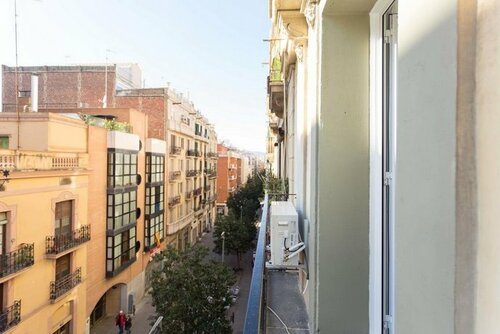 Жильё посуточно No Comfortable Apartment Next To Apolo Theater в Барселоне
