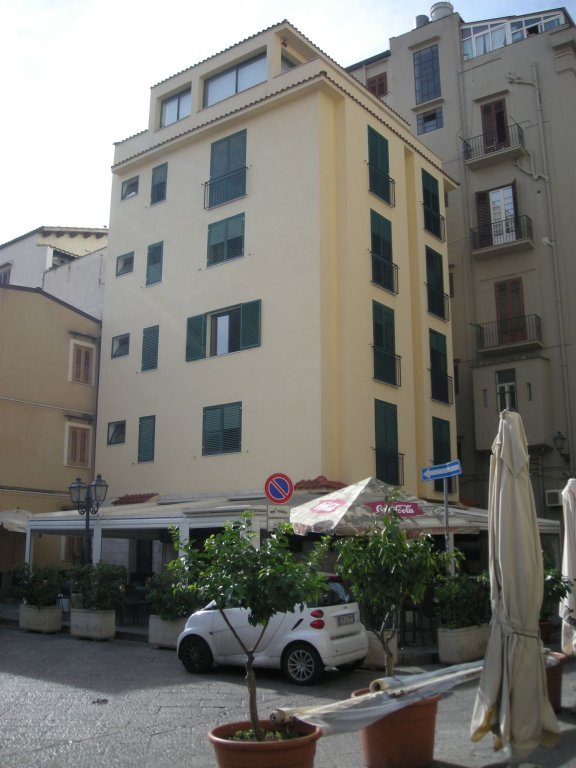 Фото отеля 1