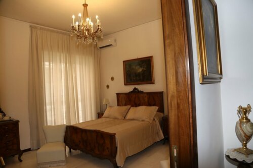 Гостиница Happy Rooms in Easy House в Неаполе