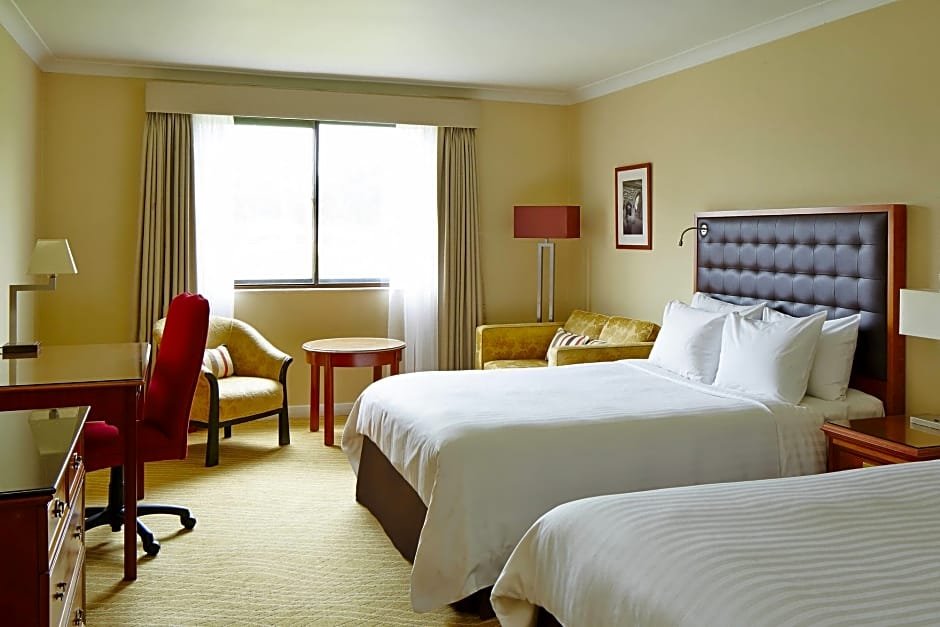 Фото Delta Hotels by Marriott Heathrow Windsor