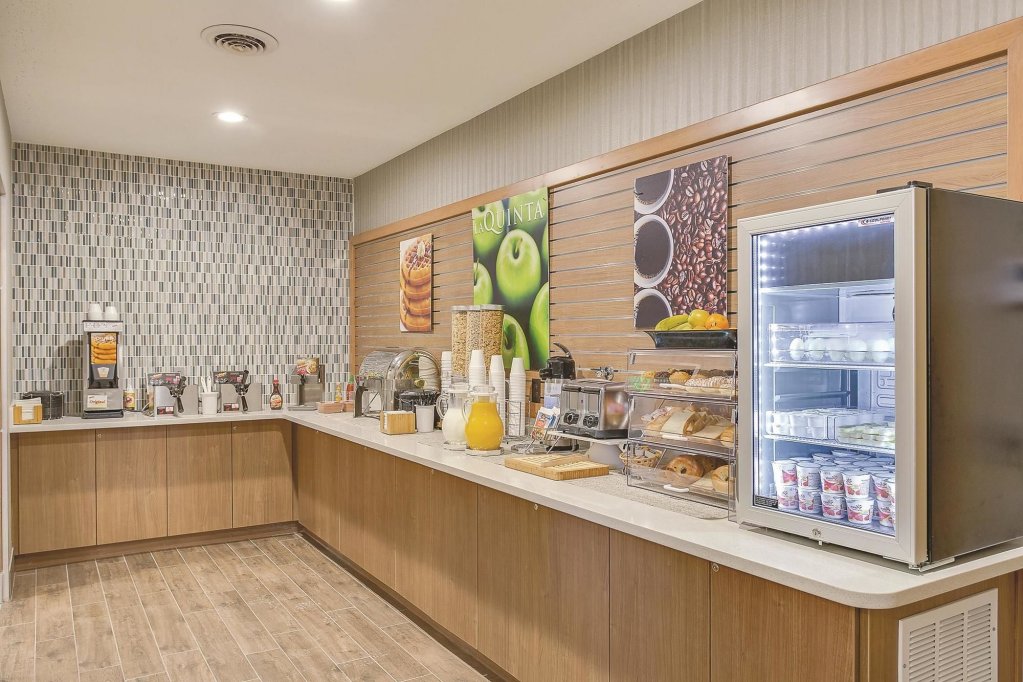 Фото La Quinta Inn & Suites by Wyndham Logan