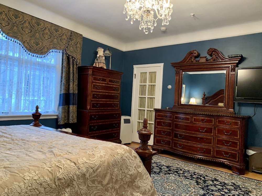 Фото Monroe House Executive Suites