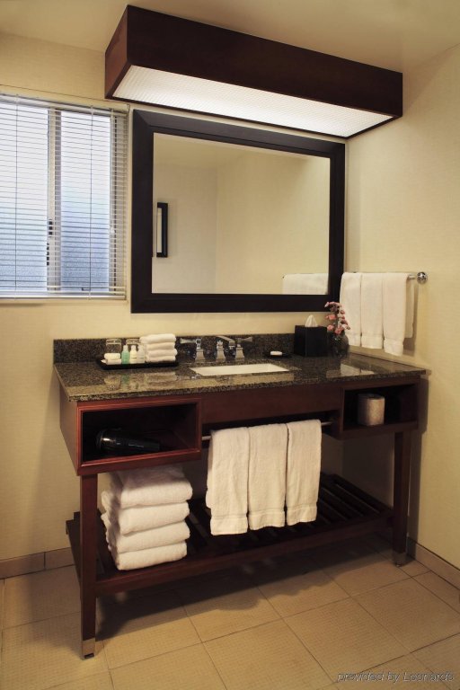 Фото West Beach Inn, a Coast Hotel