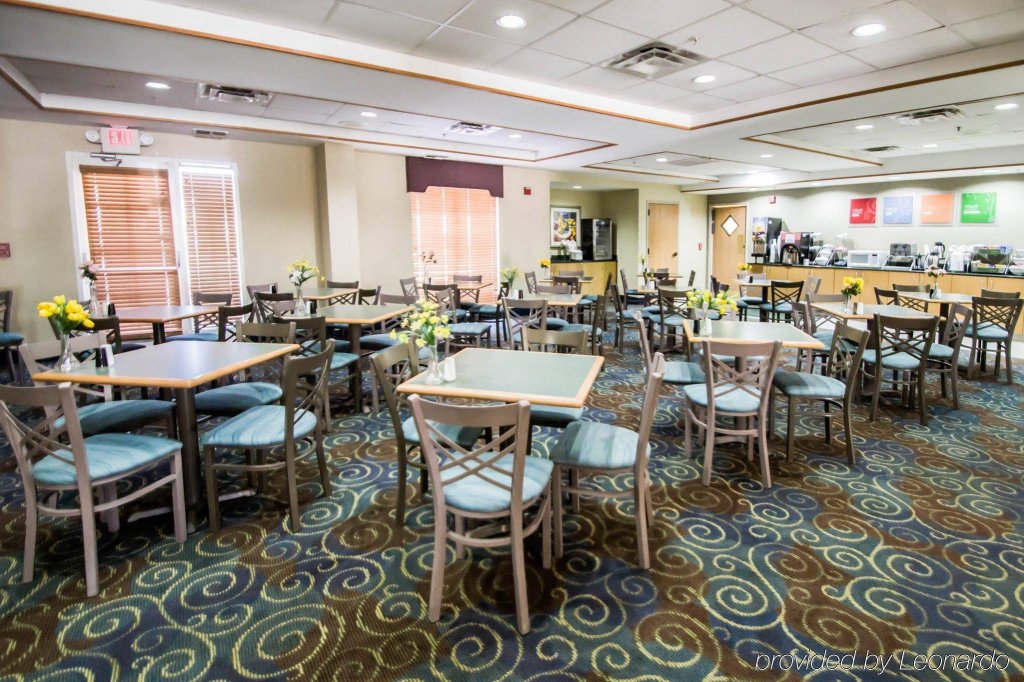 Фото Comfort Suites Downtown