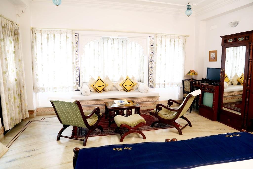 Фото Hotal Devraj Niwas on Lake Pichola Udaipur