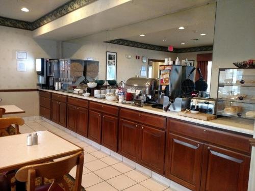 Фото AmericInn by Wyndham Galesburg