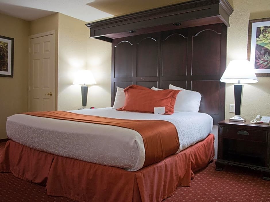 Фото Days Inn & Suites by Wyndham Coralville Iowa City