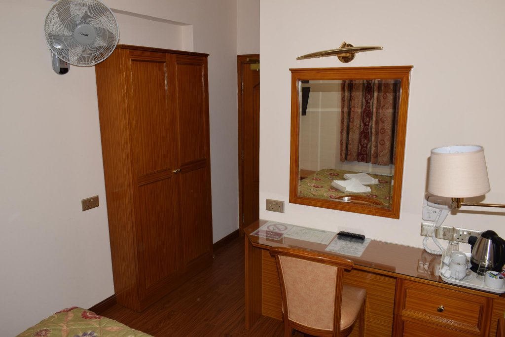 Фото Leigham Court Hotel