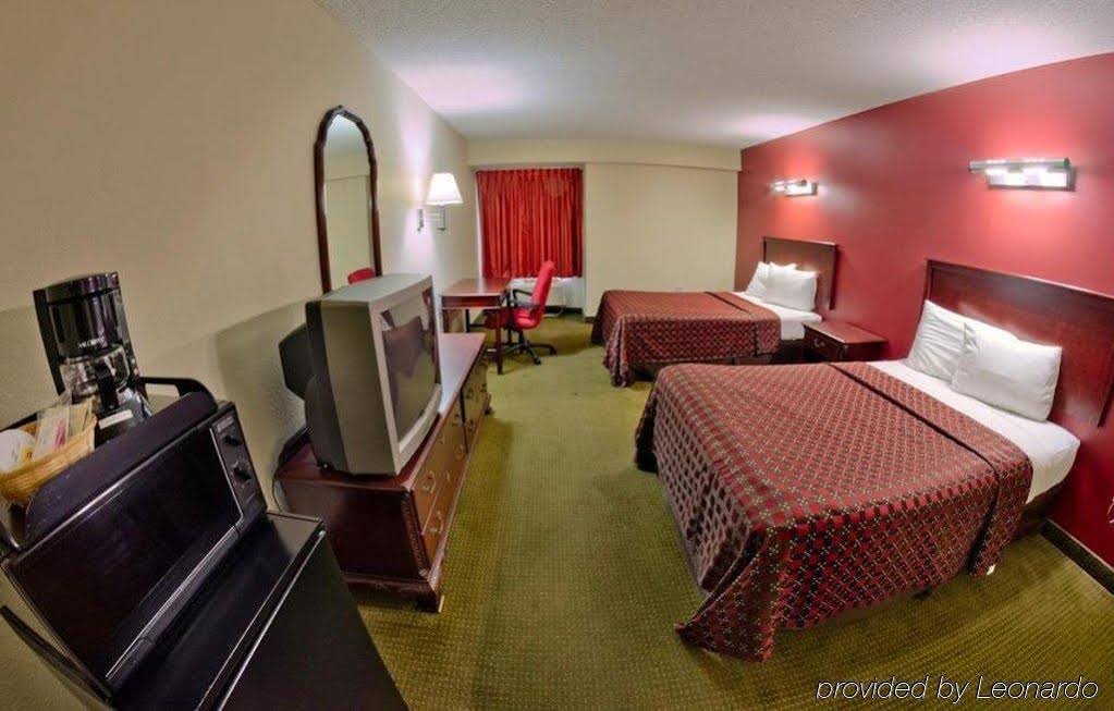 Фото Red Roof Inn Charlotte - University