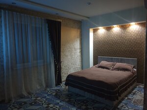 Aziz (Ermuhan Bekmahanov kóshesi, 63), hotel