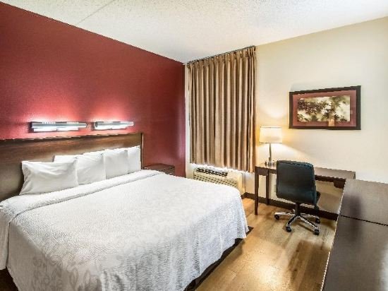 Фото Red Roof Inn Plus+ Long Island - Garden City