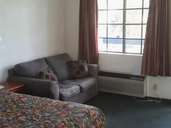 Фото Days Inn by Wyndham Orange Anaheim