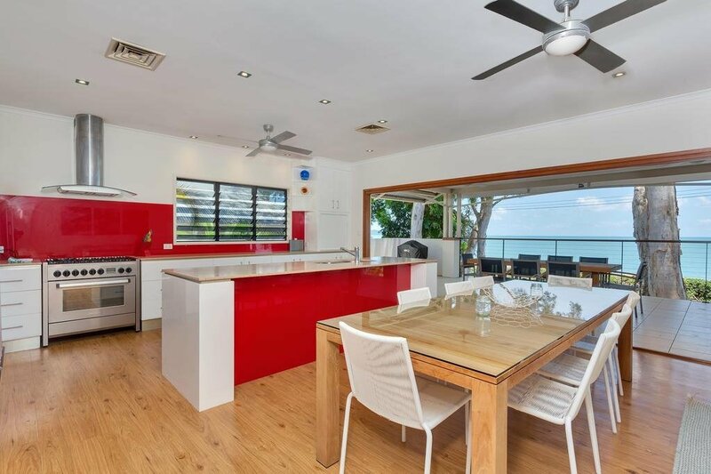 Гостиница Seascape Luxury Beachfront Holiday House в Кэрнсе