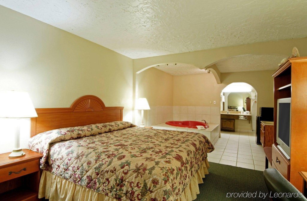 Фото Econo Lodge Inn & Suites