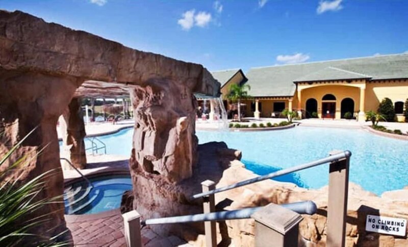 Жильё посуточно Spacious Vacation Home With Pool Jacuzzi Near Disney