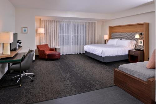 Фото Holiday Inn & Suites Farmington Hills - Detroit Nw