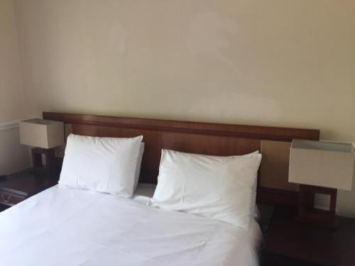 Фото Oaklands Hotel