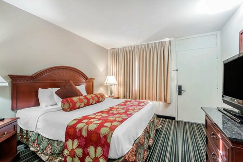 Гостиница Rodeway Inn & Suites в Колумбии