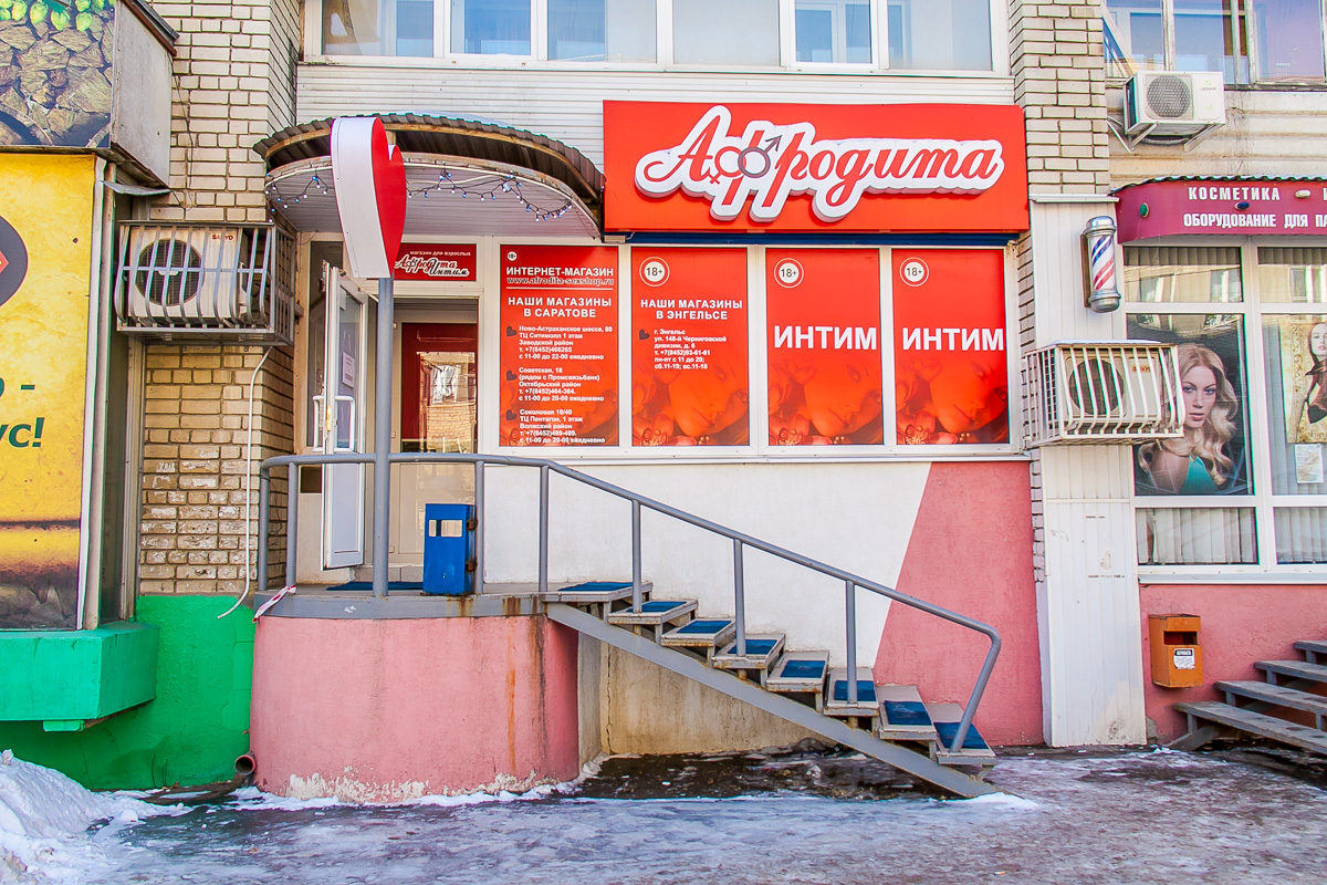 Mini yubka kiygan kokrakli ayollar ishtirokidagi porno