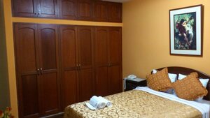 Plaza Trujillo (Distrital Miraflores, Surquillo, Calle Bolognesi, 346), hotel