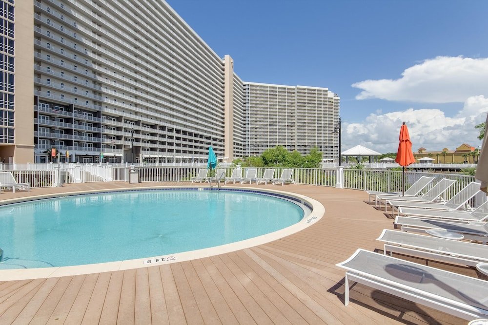 Фото Laketown Wharf by Book That Condo