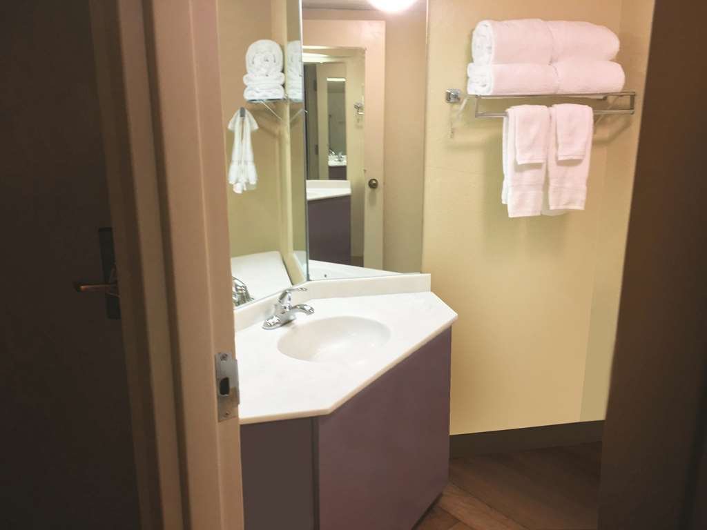 Фото La Quinta Inn & Suites by Wyndham Charlotte Airport North