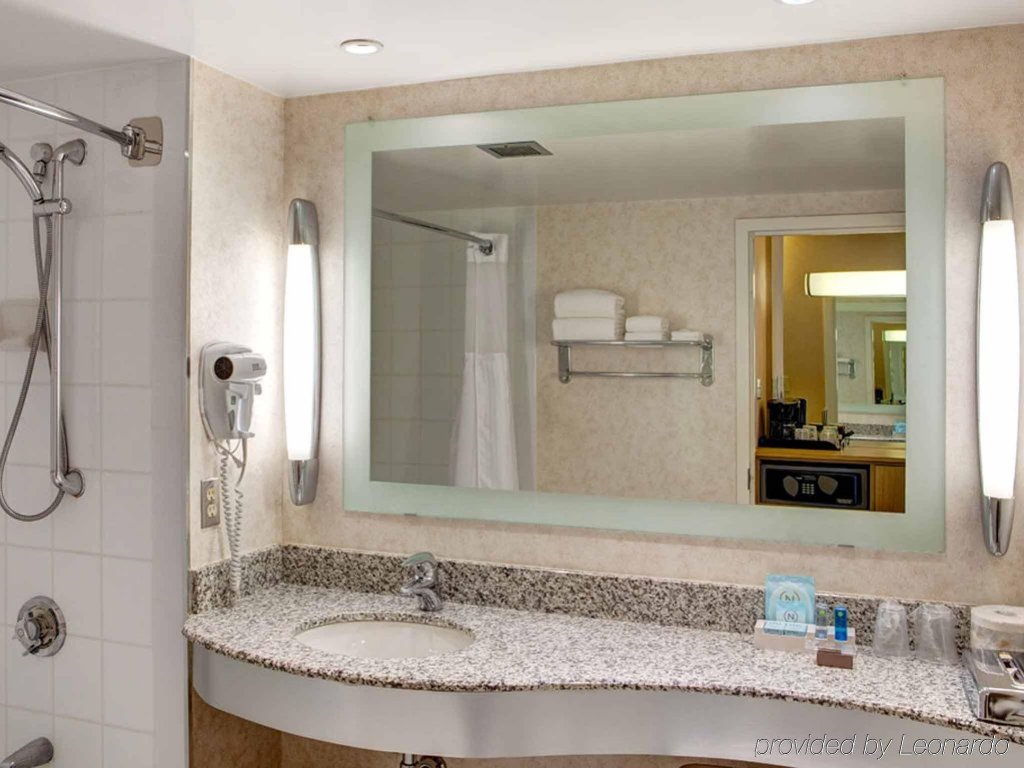 Фото Novotel Toronto Centre