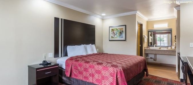 Фото Econo Lodge Inn & Suites Escondido Downtown