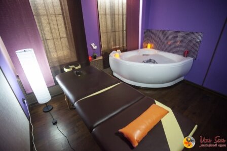 Еркектерді сиқыған қыздардың суреттерін көрсетіңіз.