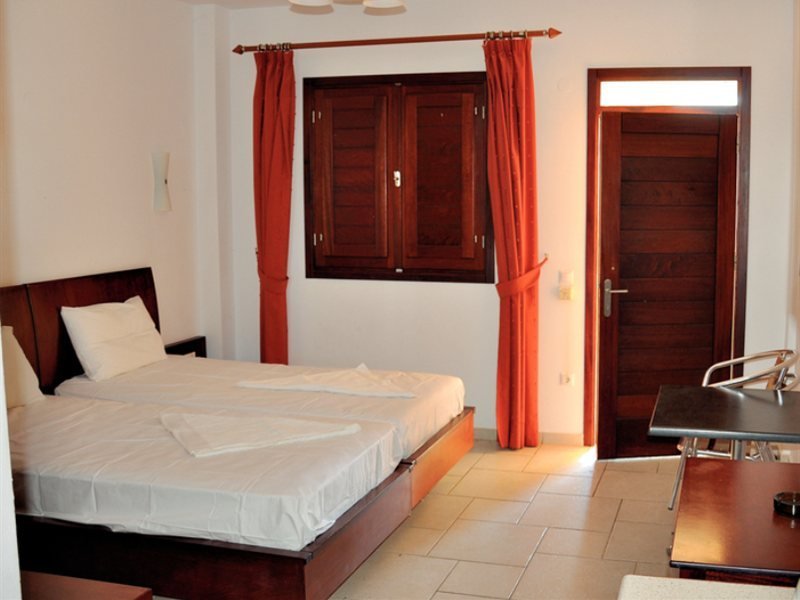 Фото Coliseum Studios & Apartments