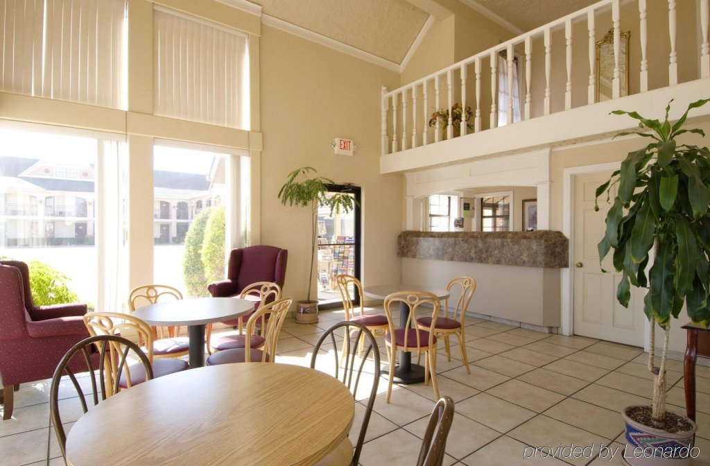 Фото Econo Lodge Inn & Suites
