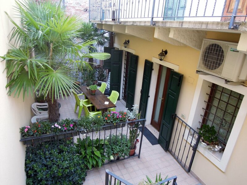 Гостиница Romeo Giulietta Rooms Apartments Turkish Bath в Вероне