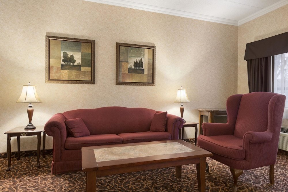 Фото Days Inn by Wyndham Toronto East Lakeview