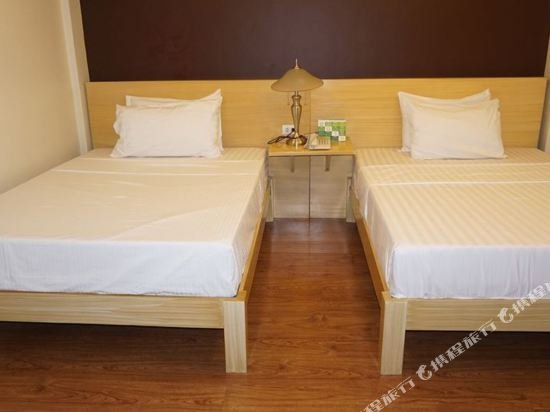 Фото Festive Hotel