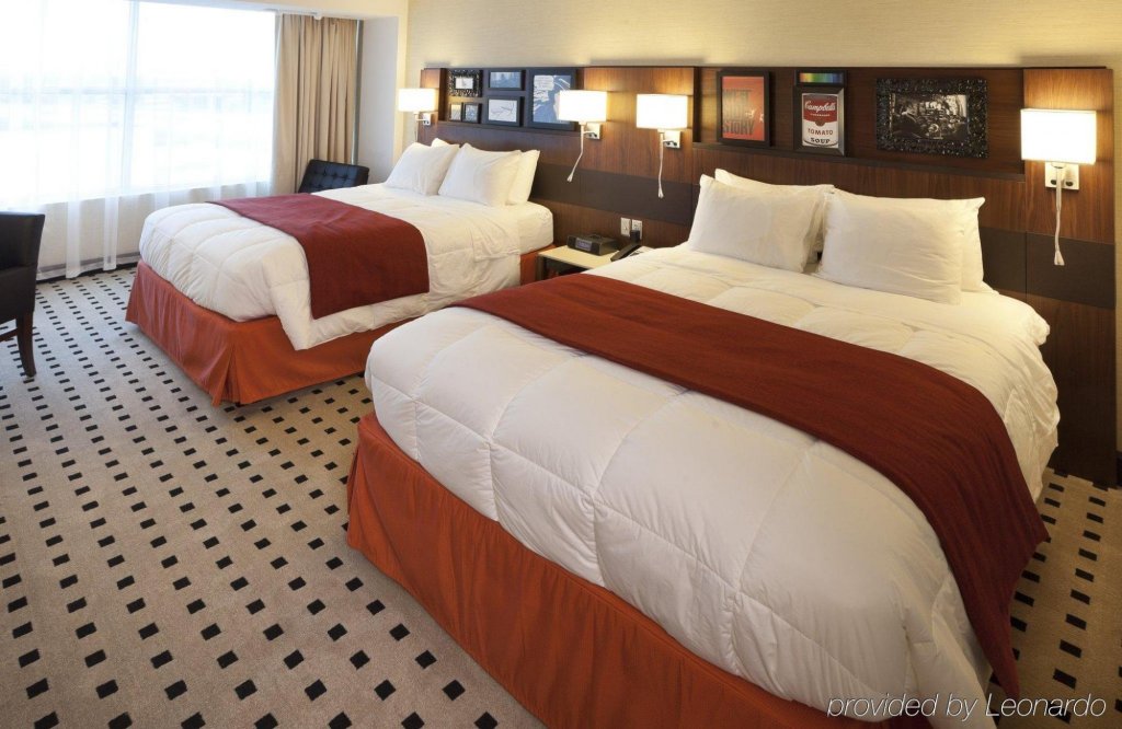 Фото Delta Hotels by Marriott Milwaukee Northwest