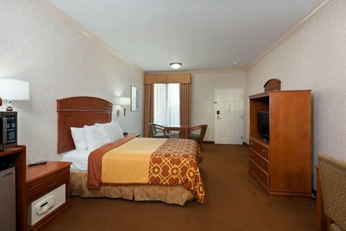 Гостиница Howard Johnson Hotel & Suites by Wyndham Pico Rivera
