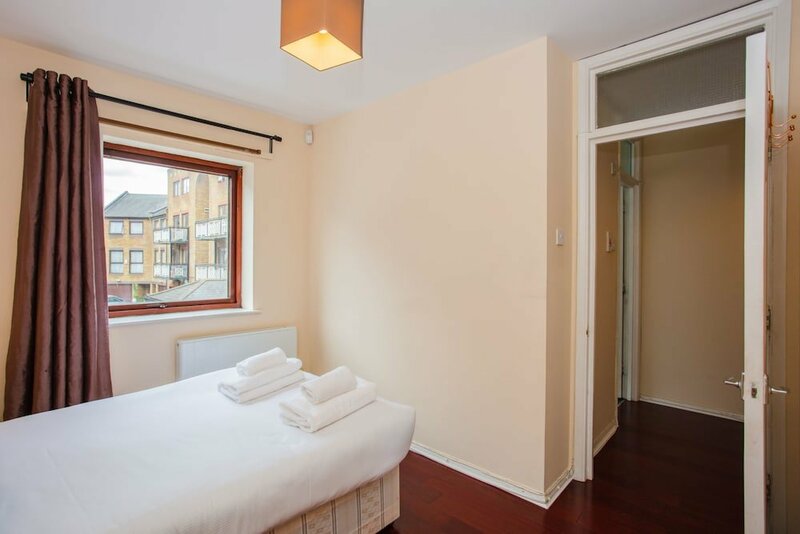 Гостиница Modern and Homely 2 Bedroom by Canary Wharf в Лондоне