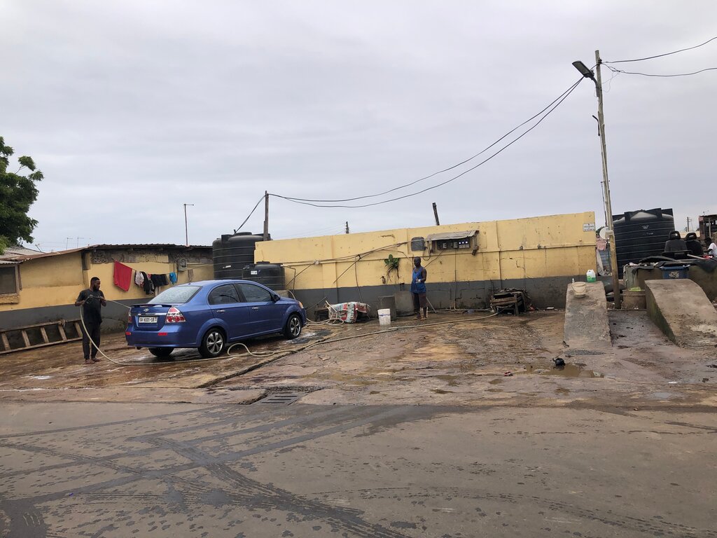 Car wash Osu Night Marker Washing Bay, Accra, photo