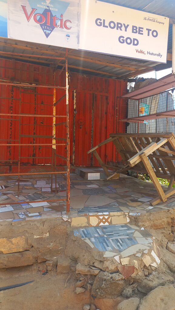 Water store Glory Be To God, Accra, photo