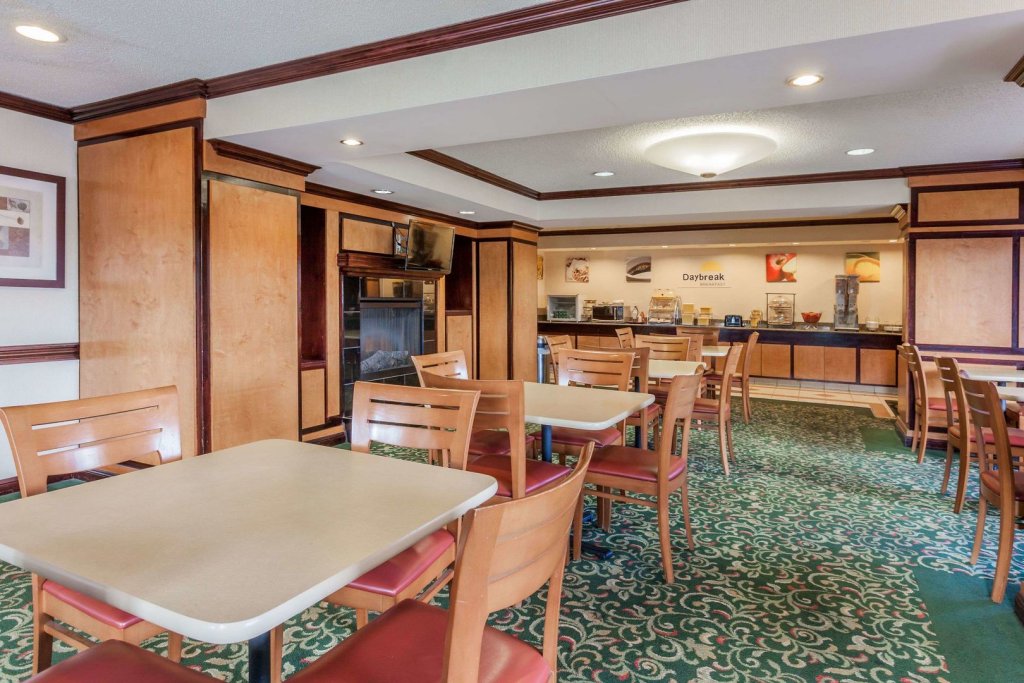 Фото Days Inn & Suites by Wyndham Warren