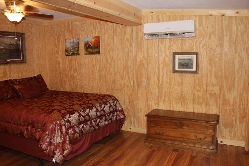 Фото Shawnee Trails Lodging and Suites