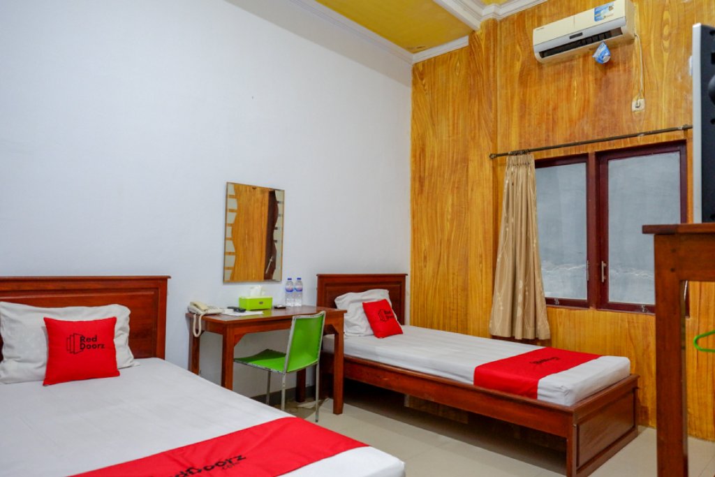 Фото RedDoorz @ Hotel Bravo Pantai Kamali Bau Bau