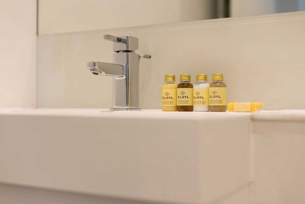 Фото Bright 2br Home in West Kensington, 6 Guests