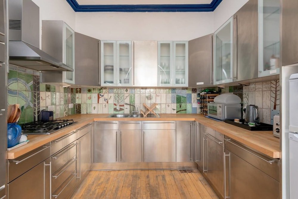 Фото Bright and Spacious 4-bedroom Apart in Stockbridge