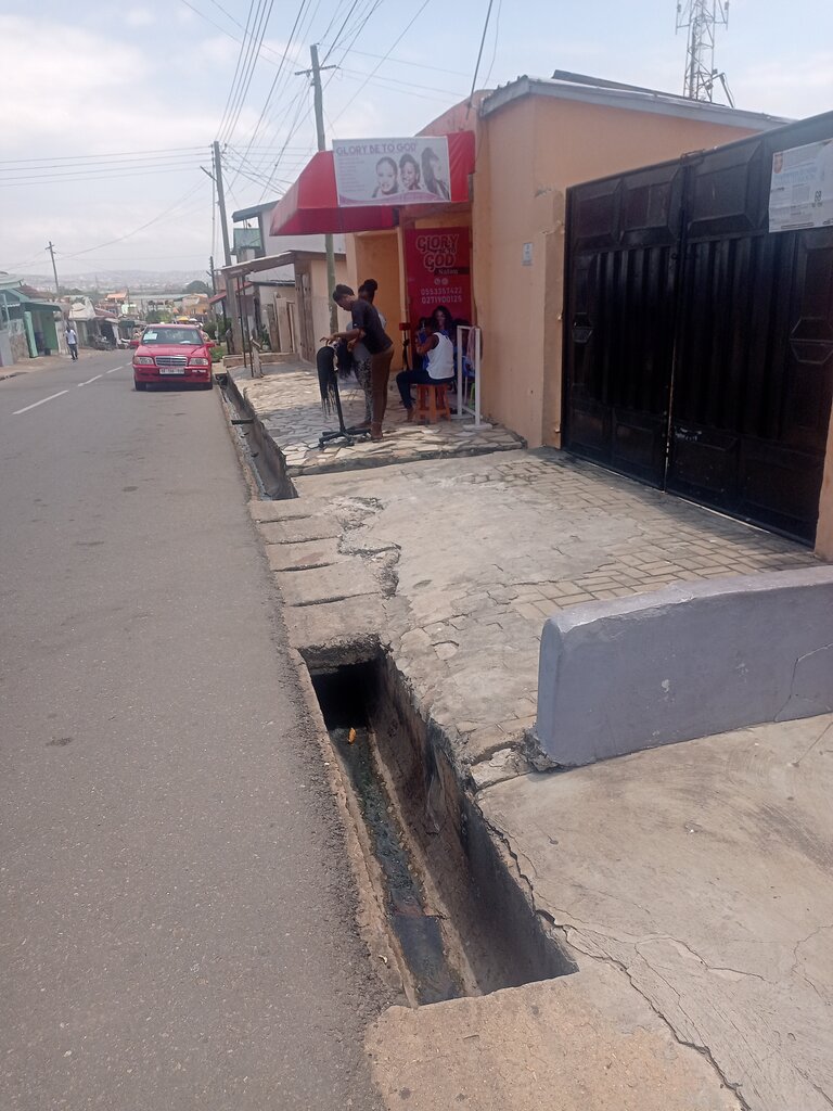 Hairdresser Glory be to God beauty salon, Accra, photo