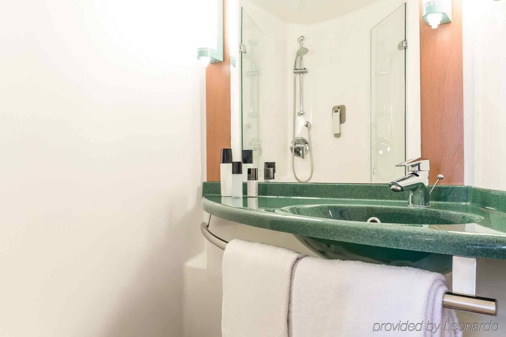 Фото Ibis Paris Porte de Clichy Centre