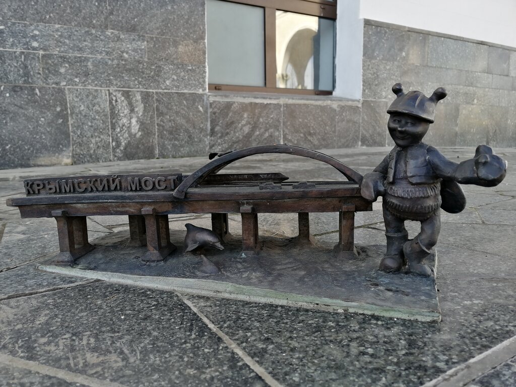 Жанровая скульптура Пчёлка-строитель Крымского моста, Симферополь, фото