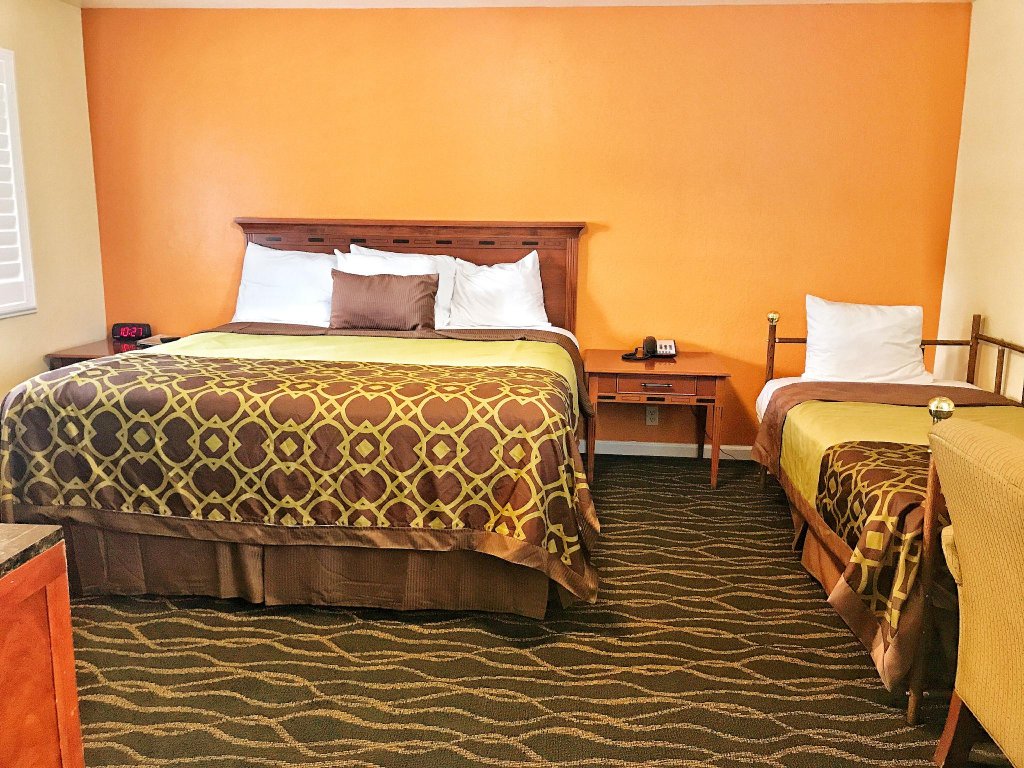 Фото The Old West Inn