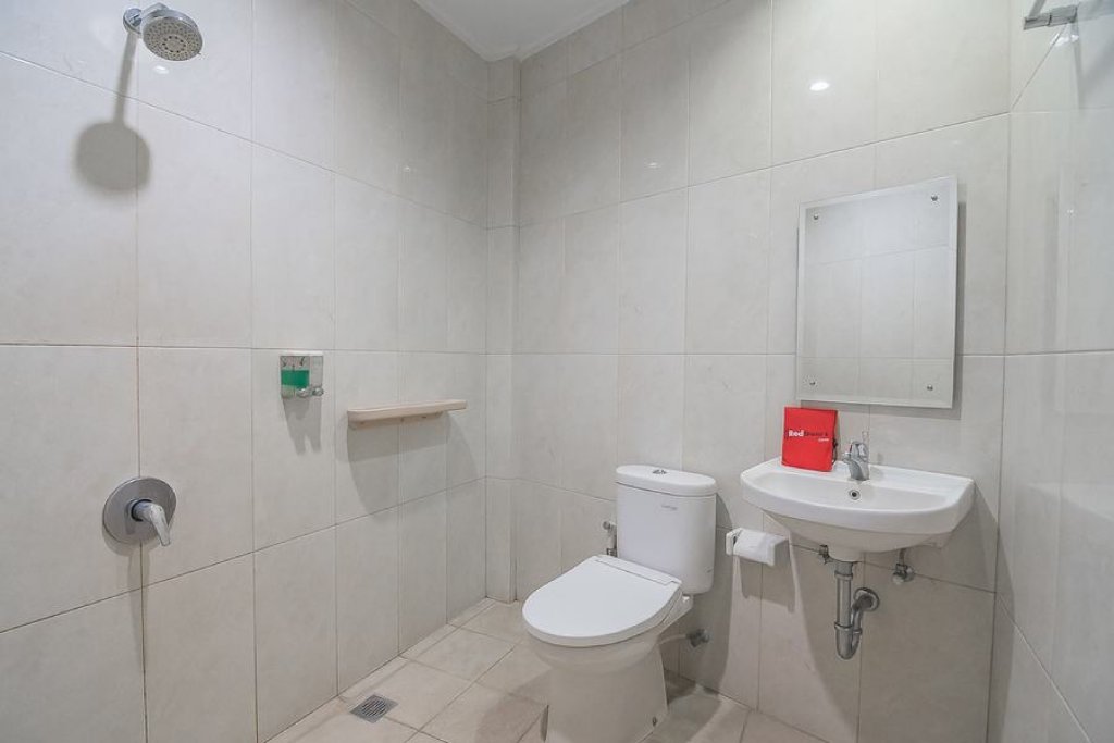 Фото RedDoorz plus near Museum Geologi Bandung