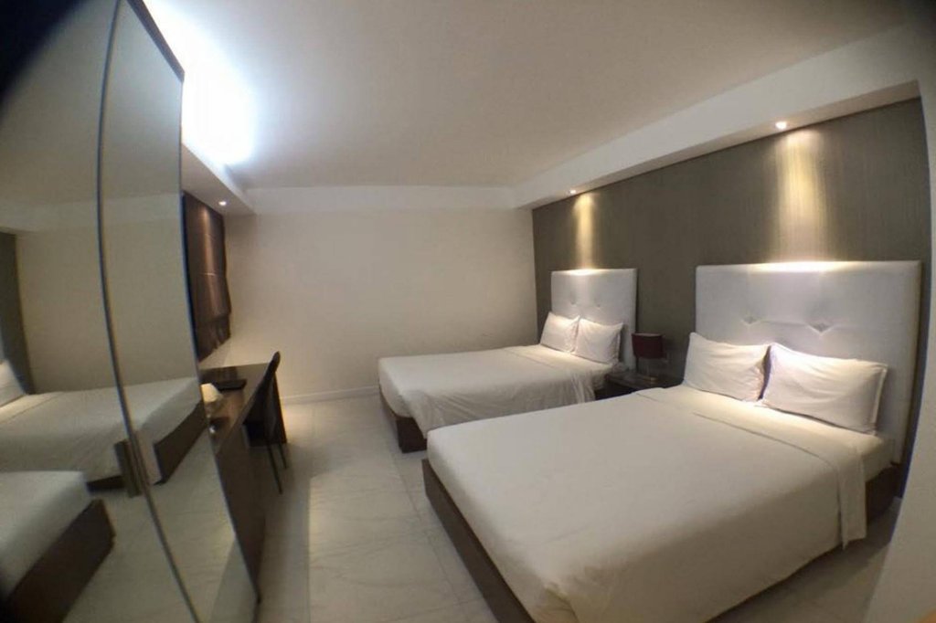 Фото The Luxe Hotel